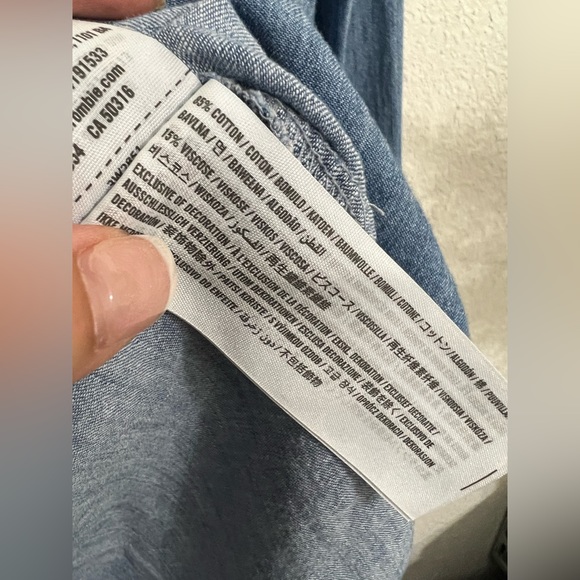 Hollister Cotton Blend Long Sleeve Button Down Denim Top Size Medium - Picture 4 of 6